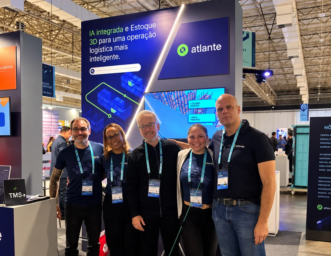 Equipo de Atlante en el stand de la empresa en una feria de logística