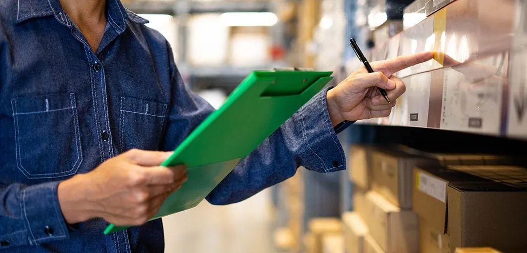 Comprador revisando ítems en el inventario