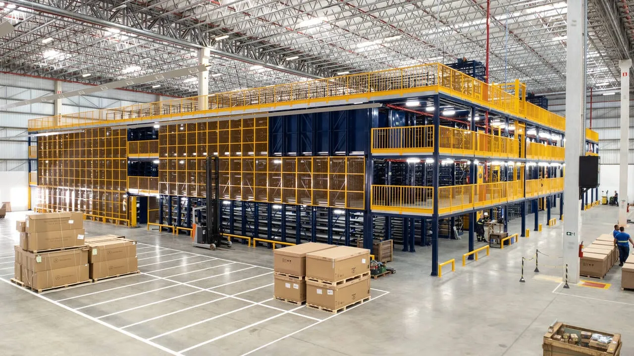 Vertical warehouse operated with the Atlante system